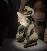 三星堆文物被游客打翻 这是怎么回事？（保护文物）