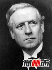 第52位:赫伯特·亨利·阿斯奎斯 党派:自由党 任职期:1908年4月7日—1916年12月7日 出生时间:1852年9月12日_1928年2月15日 简介:英国政治家,曾任内政大臣及财政大臣,1908年至1916年出任英国首相。自由党领袖。限制上院权利的1911年议会改革法案的主要促成者,第一次世界大战头两年的英国领导人,大战爆发后两年由劳合·乔治接任首相。在晋为贵族以前,他通称为H·H·阿斯奎斯(H. H. Asquith),在1925年他获封伯爵,晚年遂以牛津勋爵(Lord Oxford)为通称。