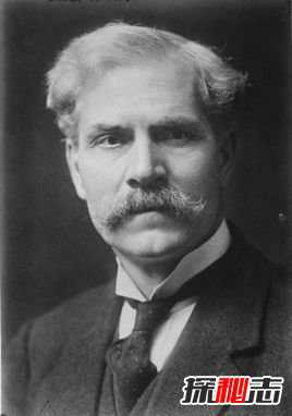 第52位:赫伯特·亨利·阿斯奎斯 党派:自由党 任职期:1908年4月7日—1916年12月7日 出生时间:1852年9月12日_1928年2月15日 简介:英国政治家,曾任内政大臣及财政大臣,1908年至1916年出任英国首相。自由党领袖。限制上院权利的1911年议会改革法案的主要促成者,第一次世界大战头两年的英国领导人,大战爆发后两年由劳合·乔治接任首相。在晋为贵族以前,他通称为H·H·阿斯奎斯(H. H. Asquith),在1925年他获封伯爵,晚年遂以牛津勋爵(Lord Oxford)为通称。