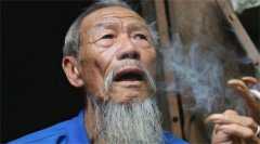 98岁老人吸烟过度成瘾 经历却让很多人钦