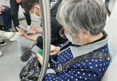 老人跨越千里找男网红：非得要见见他