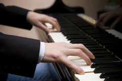 世界上最快的手指:每秒敲击琴键13次(人眼