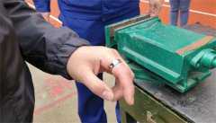 小伙戒指卡手 遇到上百消防员演训（模拟